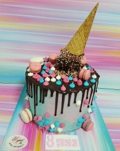 עוגת שוקולד וגביע גלידה